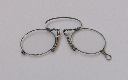 Óculos modelo Pince-nez | Fonte:Wikipedia